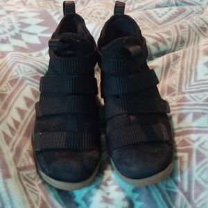 Boys Youth Nike LeBron shoes  4Y